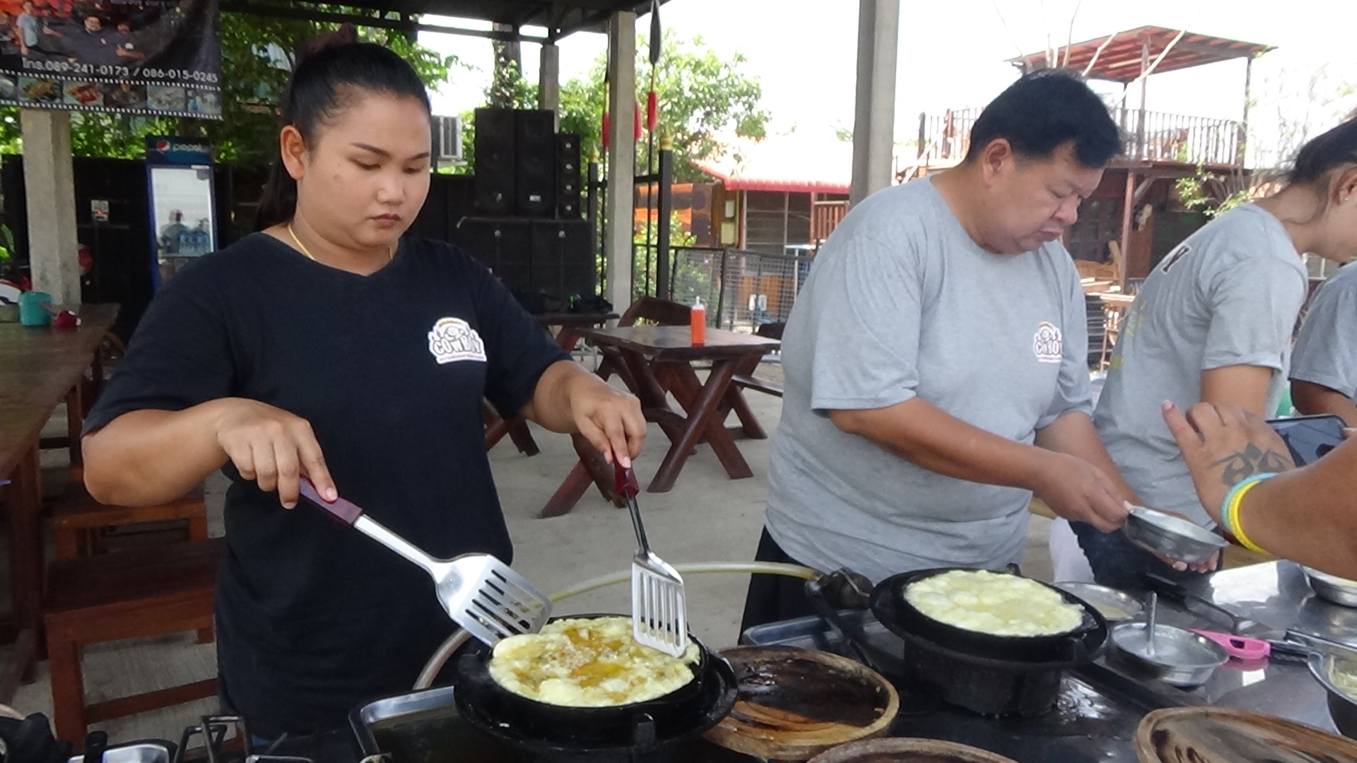ร้านอาหารชื่อดัง แจกหอยทอดกระทะร้อนฟรี ให้ปชช.ผู้ถือบัตรสวัสดิการแห่งรัฐ 