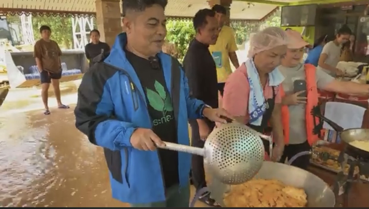 'เทพไท' เปิดบ้านตั้งโรงครัว เสนอรัฐบาลแก้ปัญหาน้ำท่วมเมืองคอน 3 ระดับ