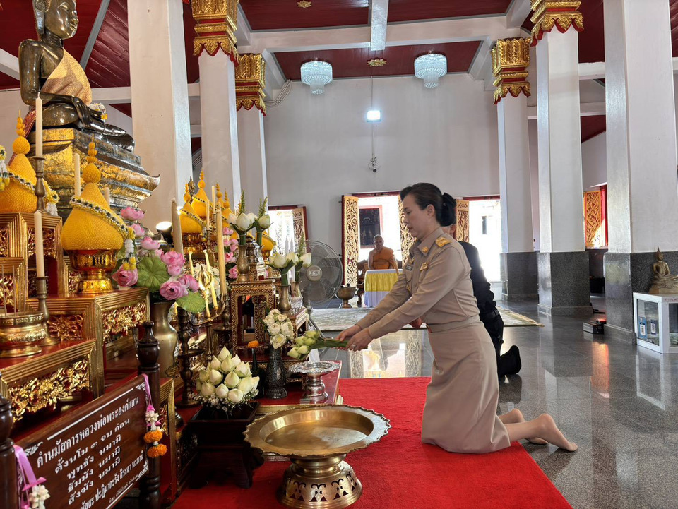 "ผู้ว่าฯหญิงคนใหม่" จ.สกลนคร สักการะสิ่งศักดิ์สิทธิ์ จัดกิจกรรมทำความดี แทนคุณแผ่นดิน