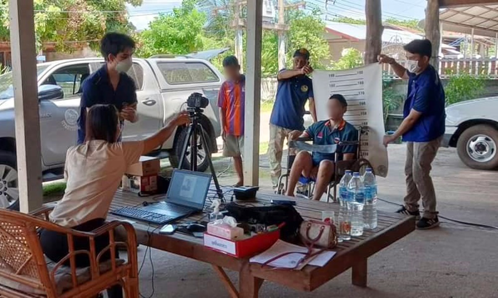 อำเภอเลิงนกทาลงพื้นที่ ออกให้บริการทำบัตรประชาชนผู้ป่วยติดเตียง
