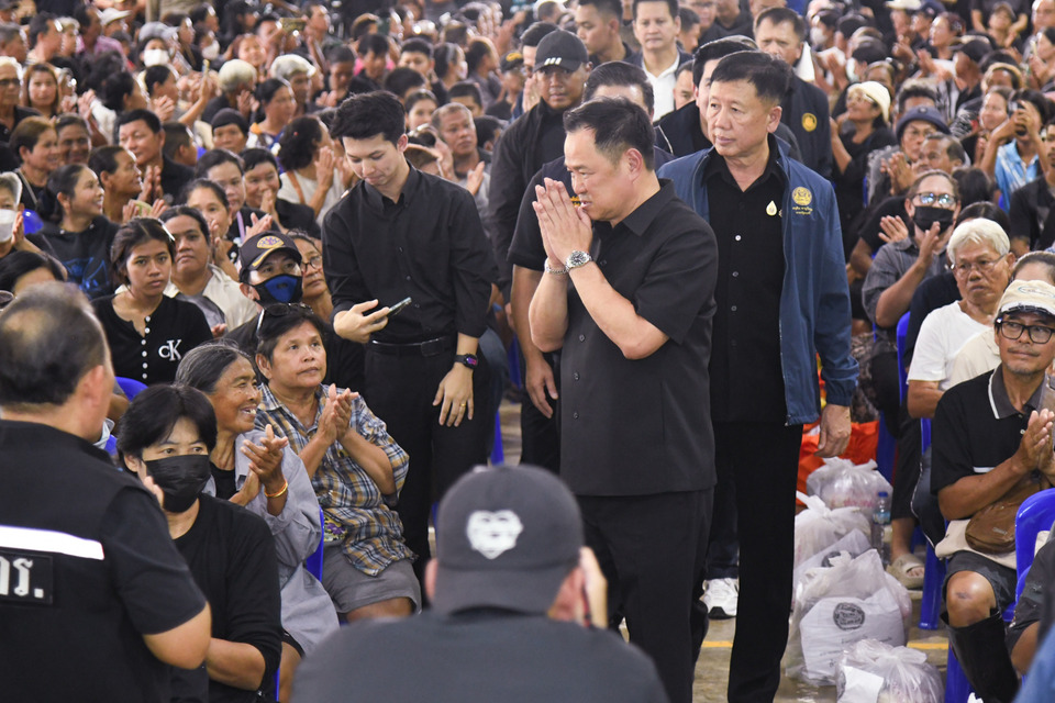 นายกฯ เยี่ยมชาวอ่างทอง ขอบคุณด้วยหัวใจ บอก เตรียมงบจ่ายชดเชยรายเดือนพื้นที่เกษตรไร่-นารับน้ำจนกว่าน้ำลด ยันรบ.ไม่ทอดทิ้ง