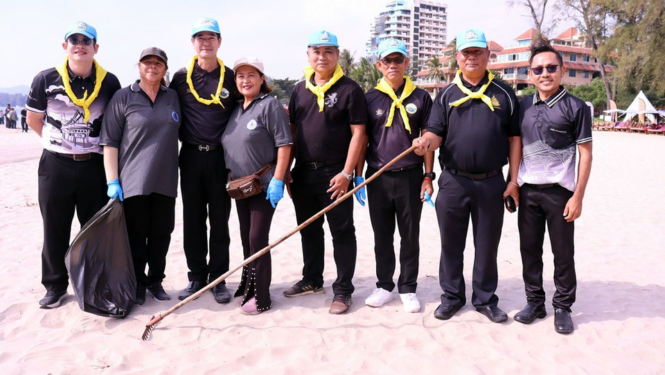 หัวหินรวมพลังจิตอาสาเก็บขยะชายหาด เนื่องในวันสิ่งแวดล้อมไทย