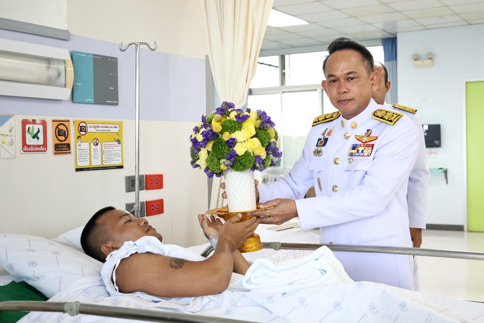 "ในหลวง" โปรดเกล้าฯผู้ว่าฯสงขลาเชิญดอกไม้และตะกร้าสิ่งของพระราชทาน ไปมอบแก่กำลังพลที่ได้รับบาดเจ็บจากเหตุก่อการร้าย
