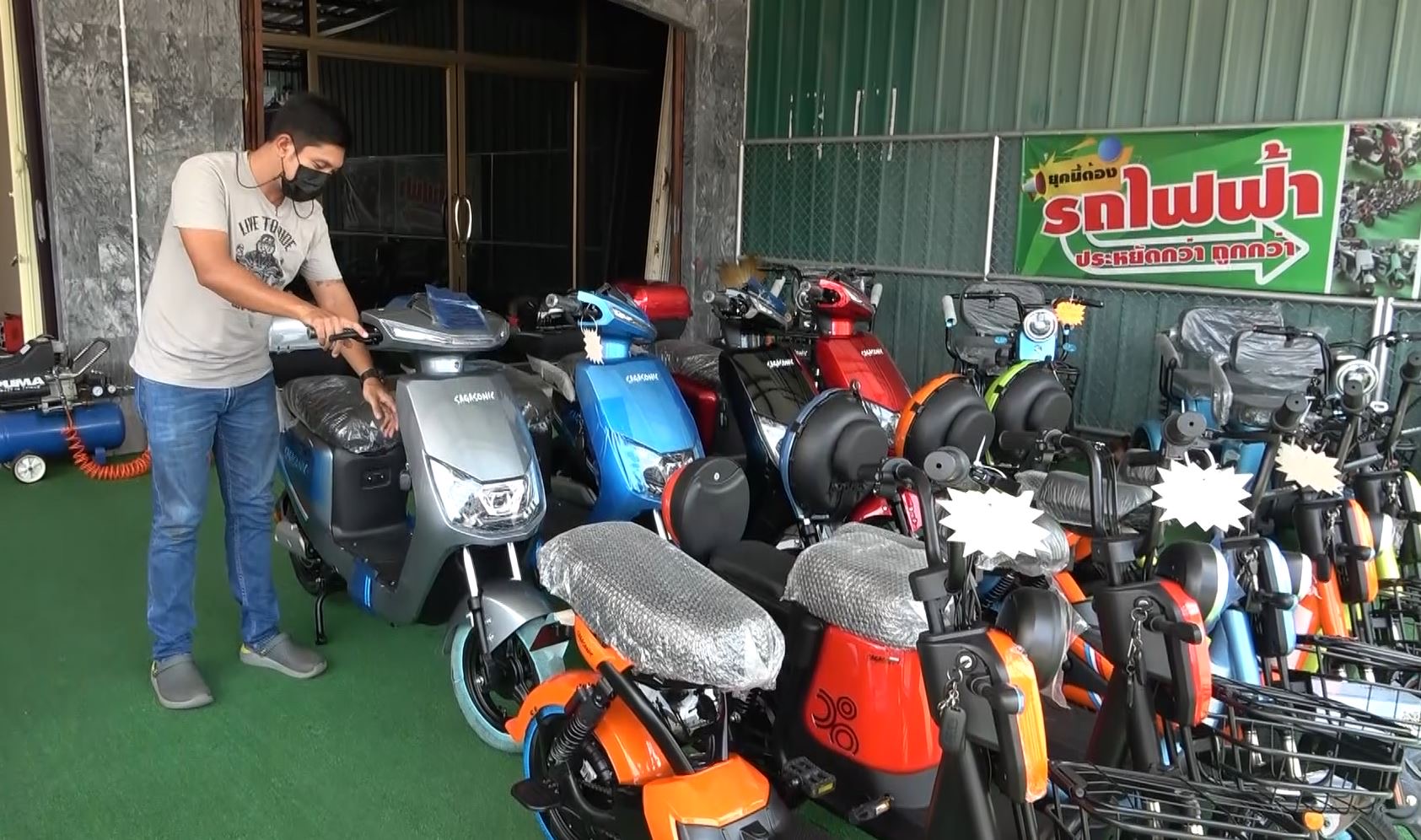 ร้านจักรยานไฟฟ้าปัตตานียอดขายพุ่ง หลังราคาน้ำมันสูง นักศึกษา ครู แห่ใช้