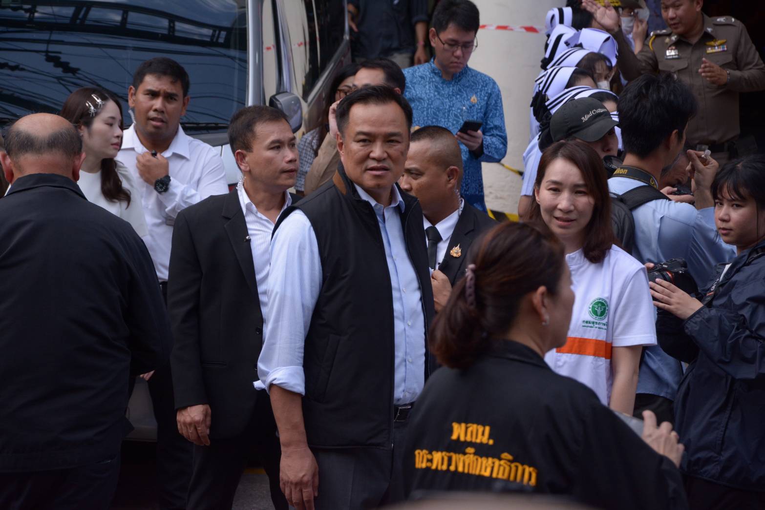 "อนุทิน"เดินทางไปที่สถาบันนิติเวชวิทยาให้กำลังใจญาติที่มารอรับศพผู้เสียชีวิตจากเหตุเพลิงไหม้รถบัสคณะนักเรียน