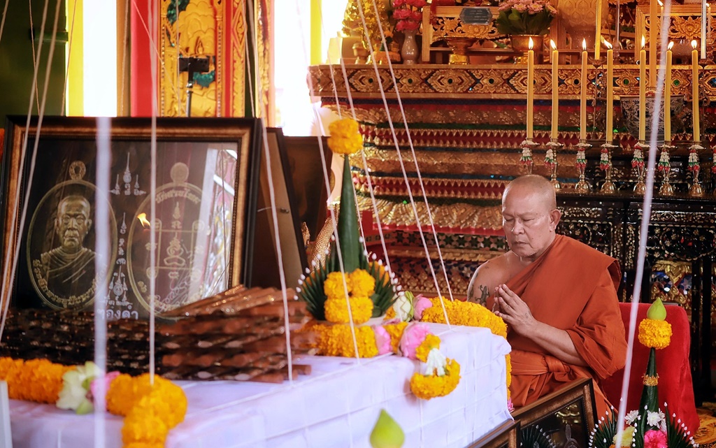 ปลุกเสก “เหรียญพระอุปัชฌาย์อ๊อด” ศิษยานุศิษย์รอรับเหรียญแจกทานคับคั่ง