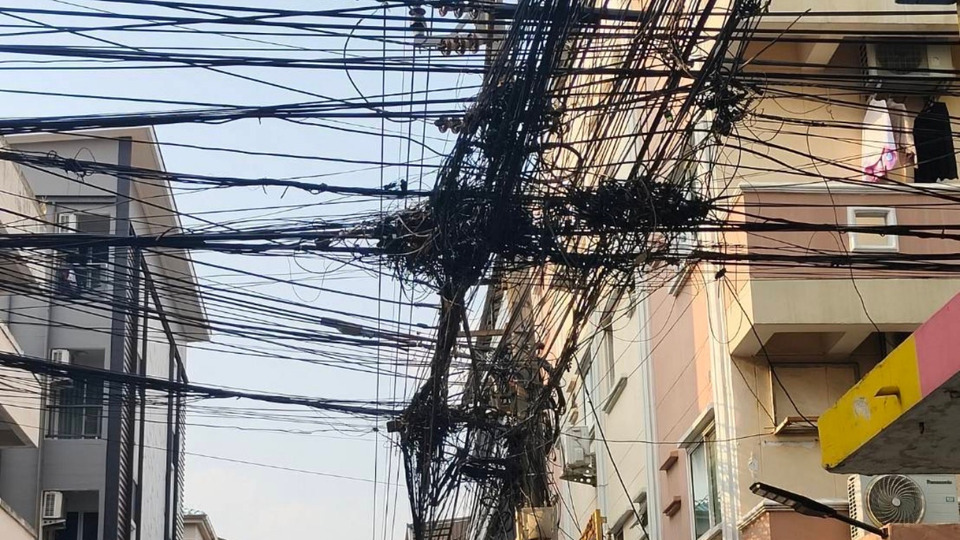 ชาวบ้านร้องเรื่องสายสื่อสาร ไม่เป็นระเบียบ