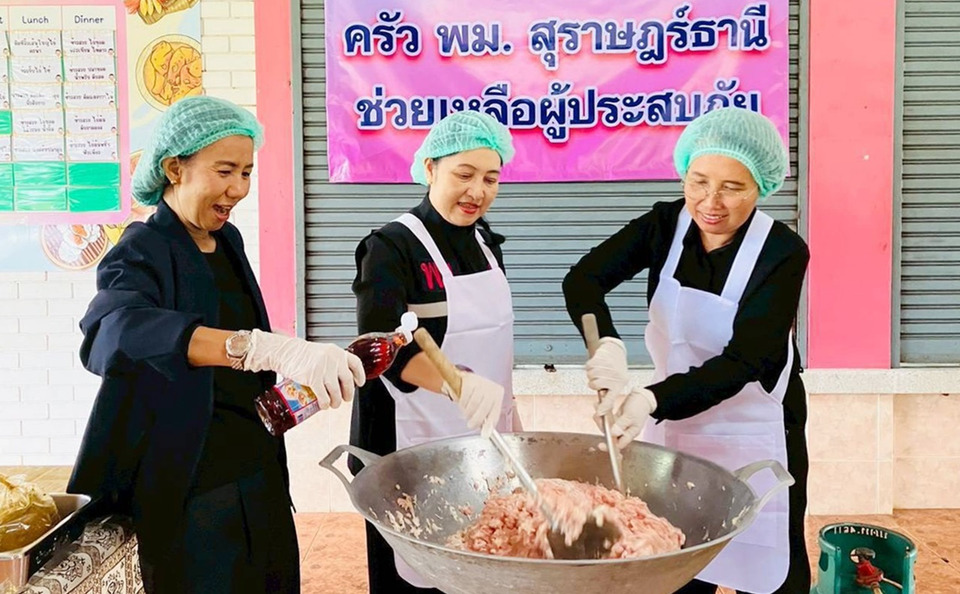 พม.สุราษฎร์ธานี ตั้ง “ครัว พม.” ช่วยผู้ประสบอุทกภัย เร่งแจกอาหารกล่องพื้นที่ท่าฉาง