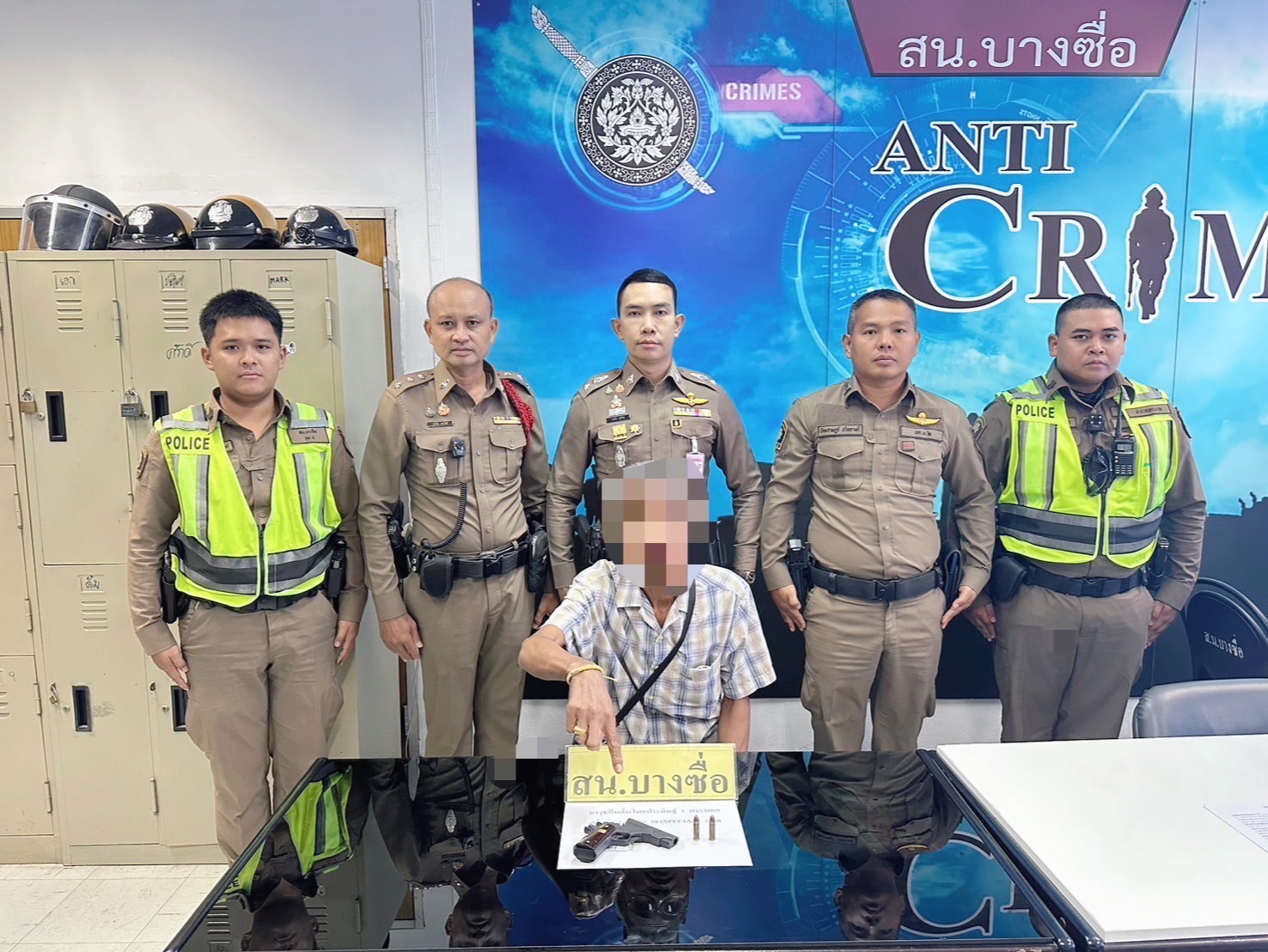 ตร.สายตรวจบางซื่อ จับพิรุธตาวัย 71 ซุกปืนเตรียมขึ้นรถทัวร์กลับบ้าน