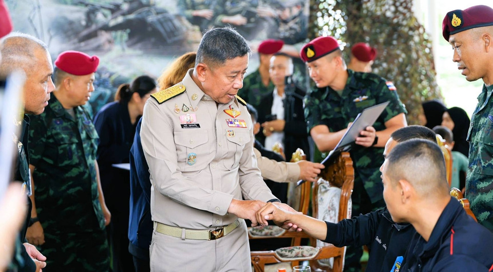 "รมว.กลาโหม" เยี่ยม 12 กำลังพลรบพิเศษเจ็บชายแดน ย้ำ “คนทำหน้าที่เพื่อประเทศ เราจะไม่ทอดทิ้ง”