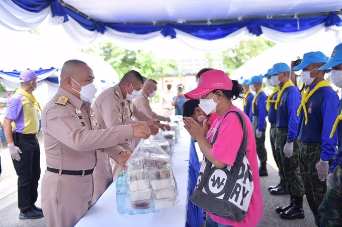 ทร.ตั้งครัวสนามเคลื่อนที่แจกจ่ายอาหารปชช. ถวายเป็นพระราชกุศล