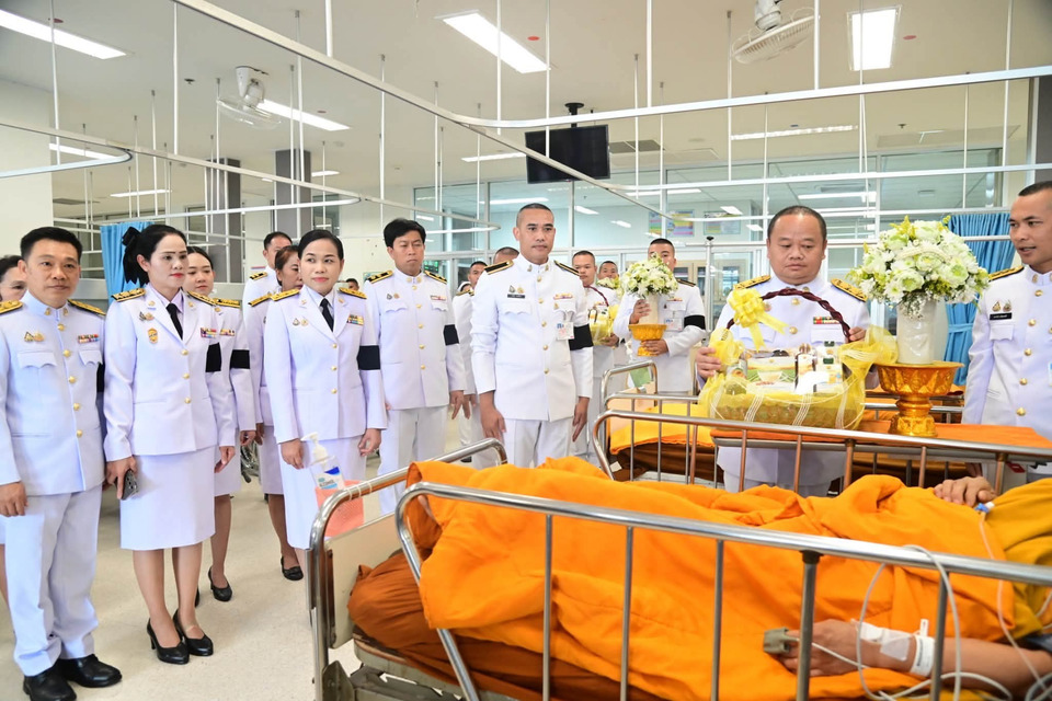 ในหลวง โปรดเกล้าฯ พระราชทานสิ่งของ พร้อมรับผู้บาดเจ็บ-ผู้เสียชีวิต เหตุรถชนคณะพระธุดงค์ ไว้ในพระบรมราชานุเคราะห์ 