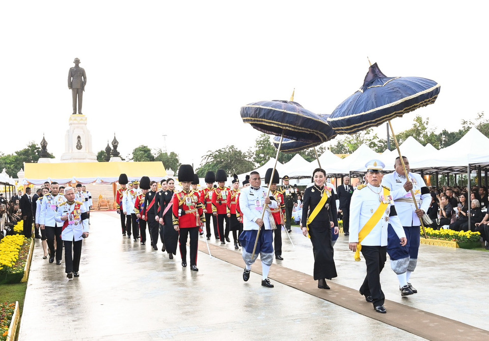 "ในหลวง-พระราชินี" ทรงวางพุ่มดอกไม้ถวายราชสักการะพระบรมราชานุสาวรีย์ รัชกาลที่ 9