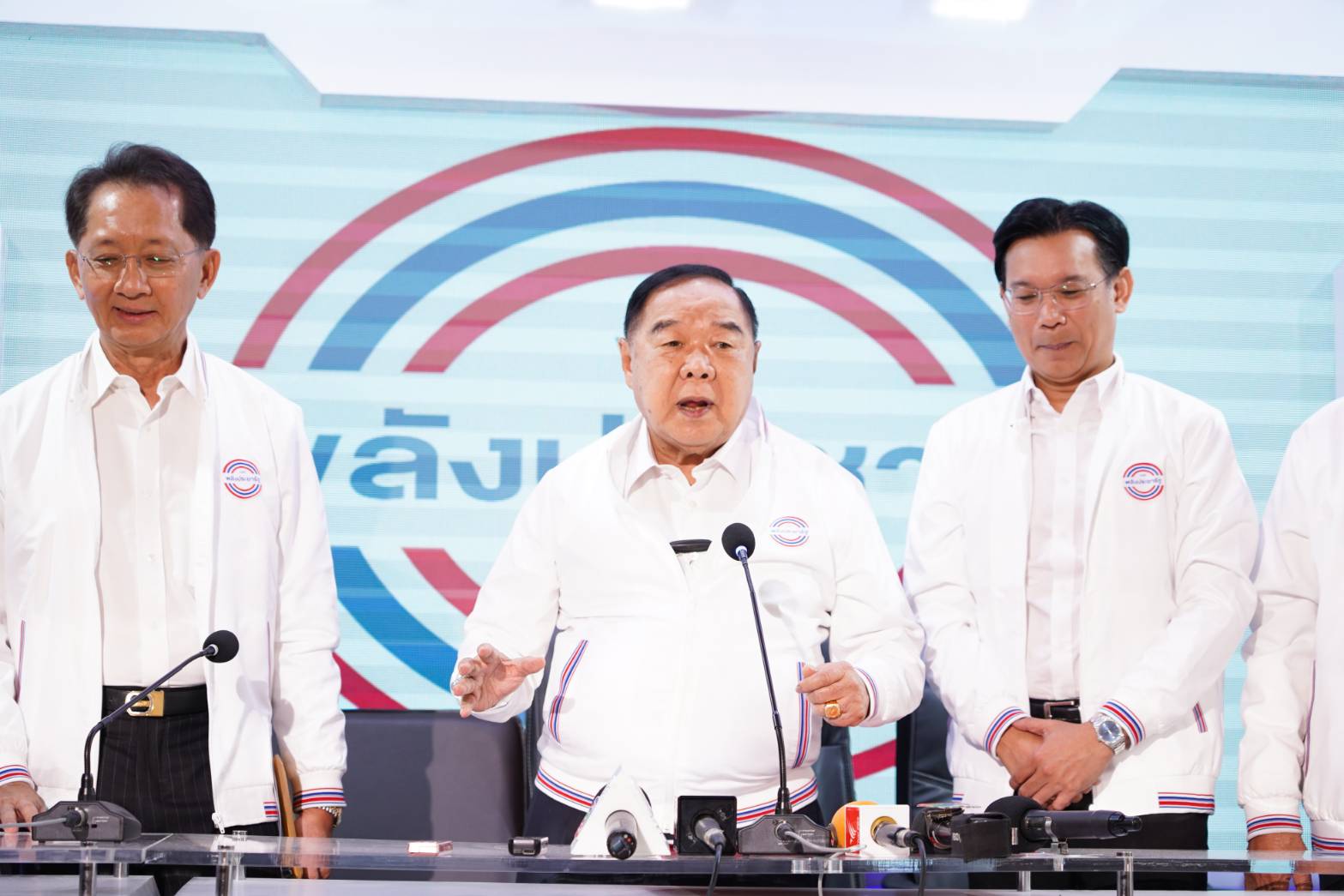 "พปชร."สุดคึก! "บิ๊กป้อม" เปิดตัว 2 กูรู "ธีระชัย-กรกสิวัฒน์" ร่วมทีมเศรษฐกิจ พร้อมแก้ปัญหาให้ปชช.อยู่ดีกินดี
