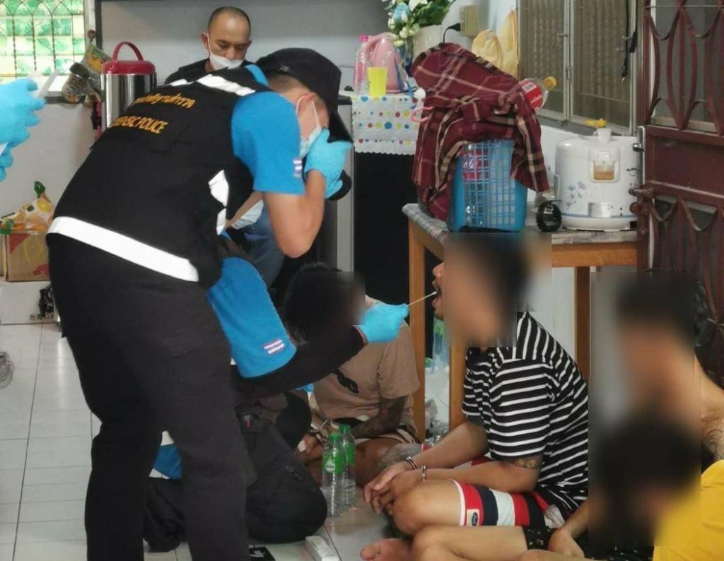 รวบยกแก๊งวัยรุ่นมั่วสุมเสพยา พร้อมอาวุธปืน-กระสุนปืน-ยาเสพติดอีกเพียบ