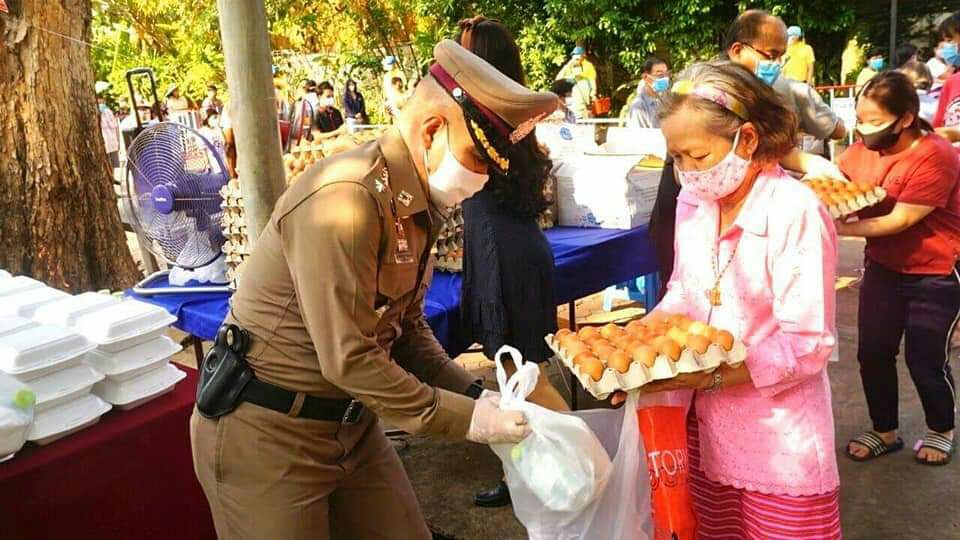 ผู้การตำรวจอุตรดิตถ์-กก.ตร. ภ.จว.อุตรดิตถ์  แจกจ่ายอาหารให้ปชช.ที่เดือดร้อนจากโควิด-19 