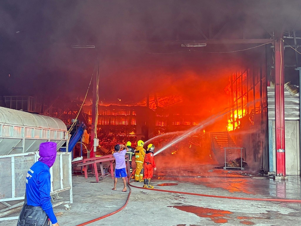 ไฟไหม้โรงอบลำไยแม่สรวย เร่งระดมรถดับเพลิงควบคุม