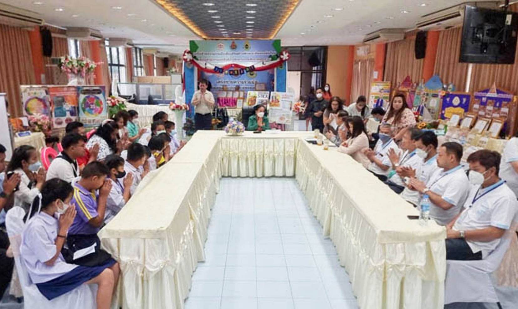 สมุทรสาคร"บริษัทเซ็นเตอร์ฯ ใจดีมอบทุนหนุนการศึกษา ให้เด็กเรียนดีมีฐานะยากจน"