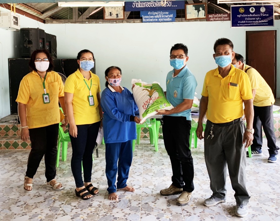  สกก.มหาชนะชัย มอบเงินชดเชยดอกเบี้ย-ข้าวสารอาหารแห้ง ช่วยสมาชิกสหกรณ์โดนพิษ COVID-19 และพายุฤดูร้อน