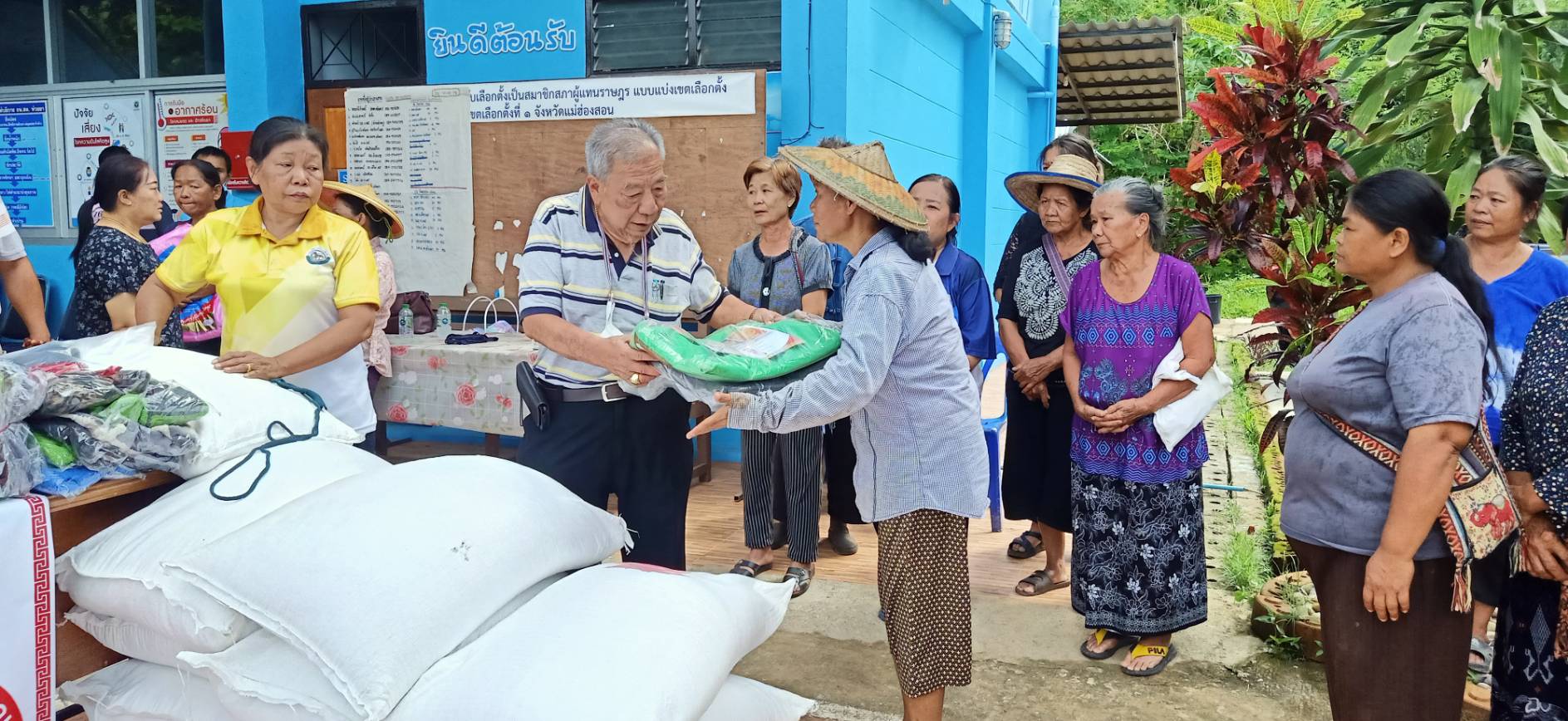 มูลนิธิป่อเต็กตึ๊งมอบเงิน 2 หมื่นบาทให้ผู้เสียชีวิตเหยื่อน้ำป่าหลาก และข้าวสารและสิ่งของช่วยเหลือ 36 ครอบครัว