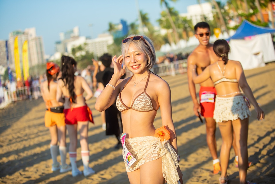 ชายหาดลุกเป็นไฟ! นักวิ่งบิกินี่กว่า 5,000 คน ลุยวิ่งชายหาดพัทยา ครูหญิงเดอะควีน  นำวร์อมนักวิ่งสร้างสีสันยิ่งใหญ่