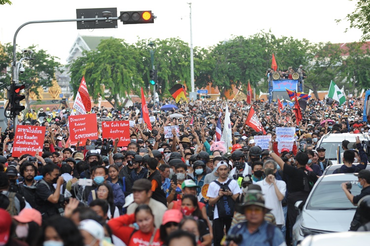ม็อบคณะราษฎรเคลื่อนขบวนจากอนุสาวรีย์ประชาธิปไตยสู่ทำเนียบรัฐบาล (ประมวลภาพ)