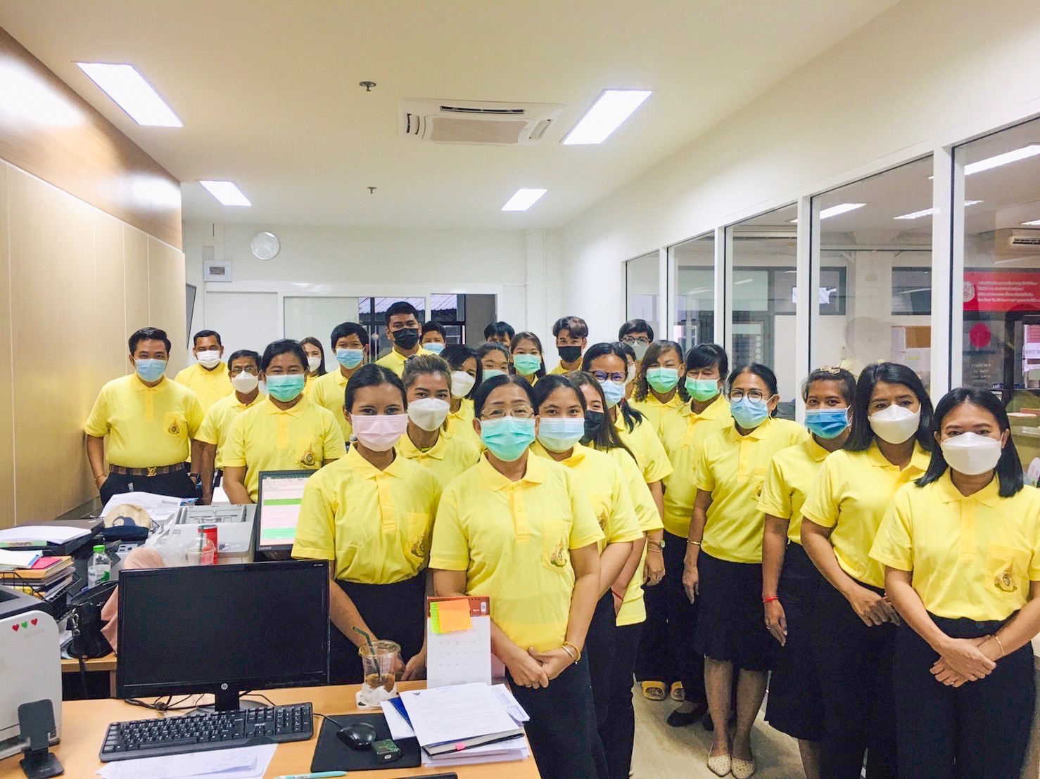 ผู้บริหาร TOA มอบกำลังใจ สนับสนุนเสื้อโปโลแก่เจ้าหน้าที่ พม.อ่างทอง 