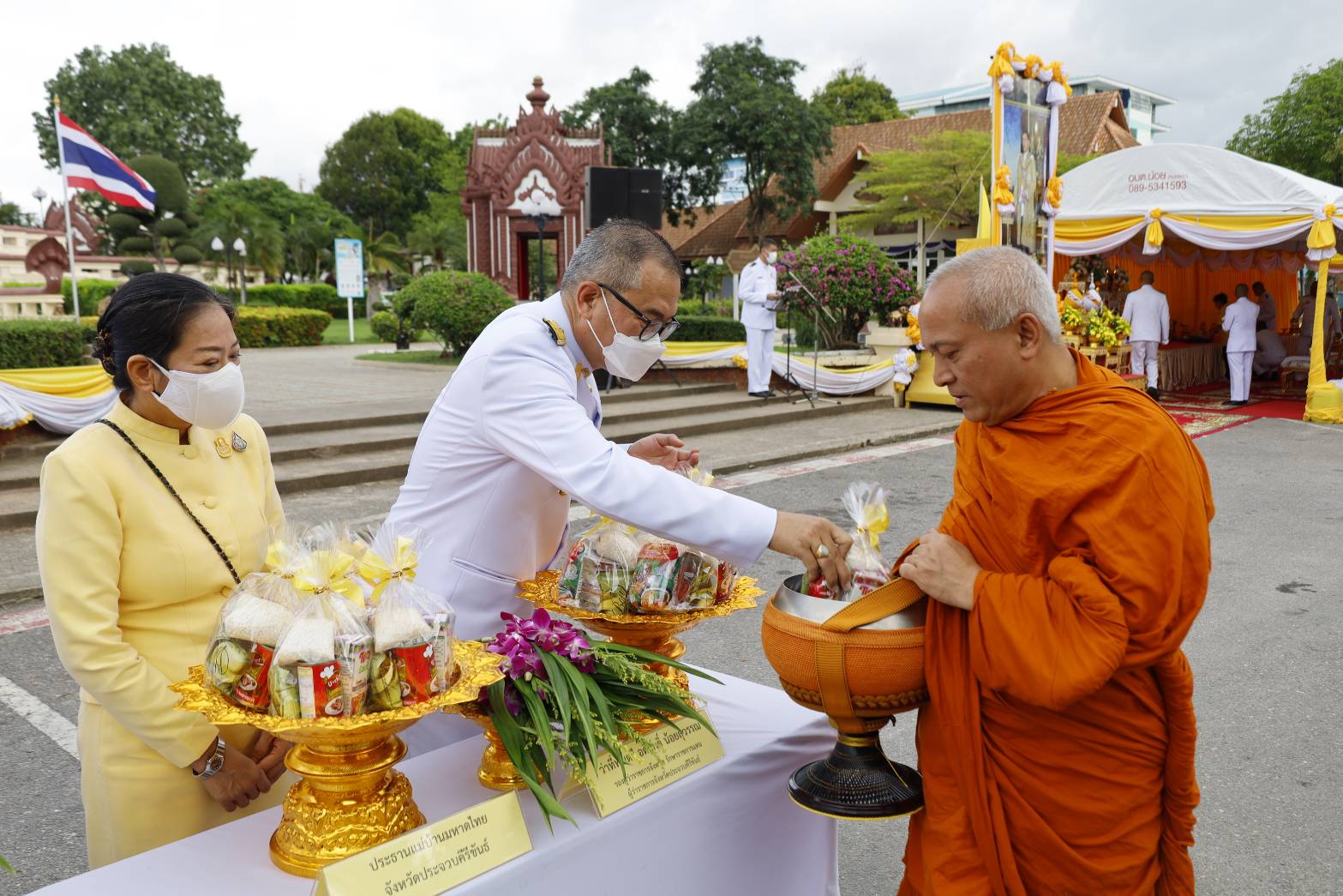 รองผู้ว่าฯประจวบนำพสกนิกรทำบุญตักบาตรถวายเป็นพระราชกุศลเนื่องในโอกาสวันเฉลิมพระชนมพรรษาสมเด็จพระเจ้าอยู่หัว  
