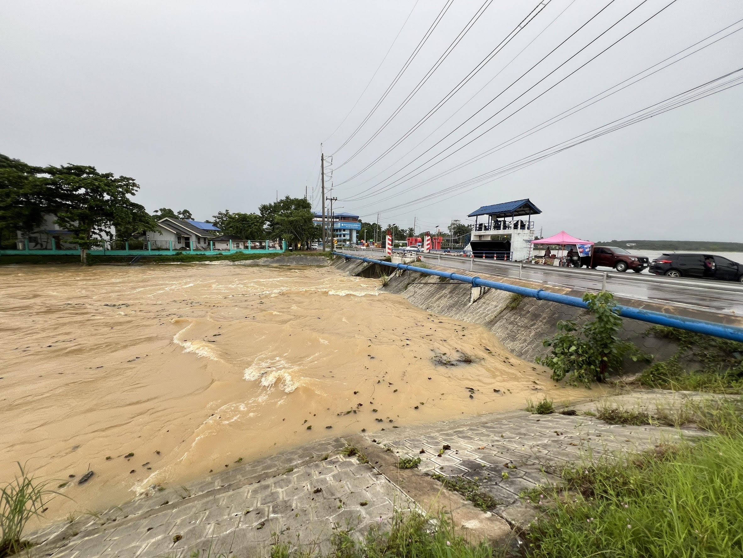 น้ำท่วมเมืองตราดลดลงเล็กน้อยหลายหน่วยงานนำทีมช่วยเหลือผู้ประสบภัยในทุกเขต 