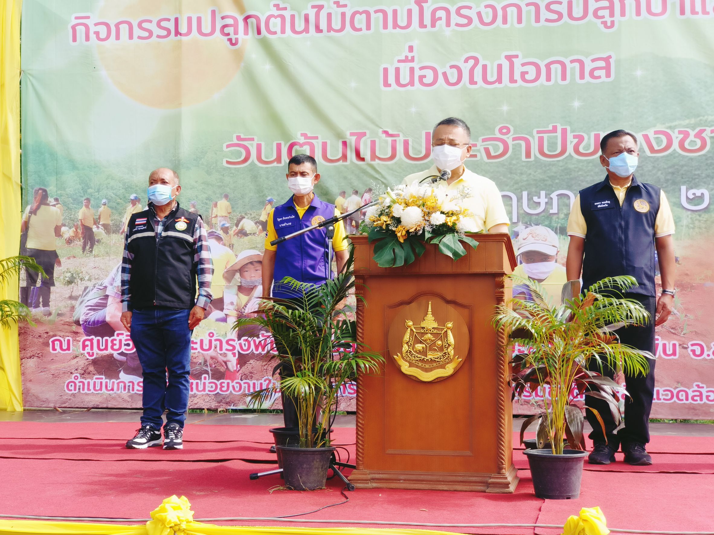  ผู้ว่าฯสุราษฎร์ธานี นำปลูกต้นไม้ 1,200 ต้นเนื่องในวันต้นไม้แห่งชาติ 
