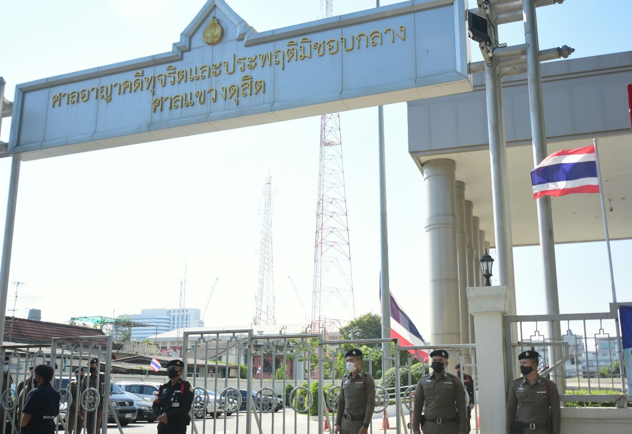 ม็อบหน้าศาลให้กำลังใจลุ้นประกันตัววีโว่ หลังยื่นฝากขังคดีขายกุ้ง