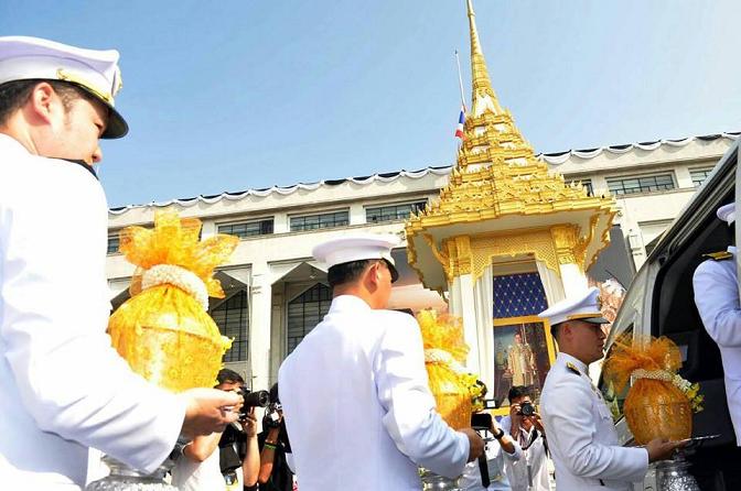 กทม.บำเพ็ญกุศล/อัญเชิญเถ้าดอกไม้จันทน์ลอยทะเล
