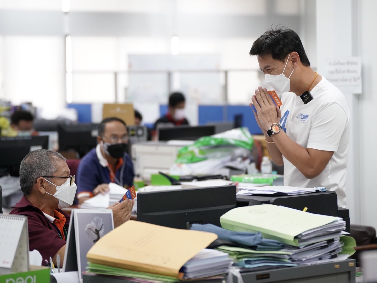 'เอ้ สุชัชวีร์'อ้อน จนท.กทม.2 ดินแดง ยันหากเป็นผู้ว่าฯจะดูแลสวัสดิการเต็มที่ 