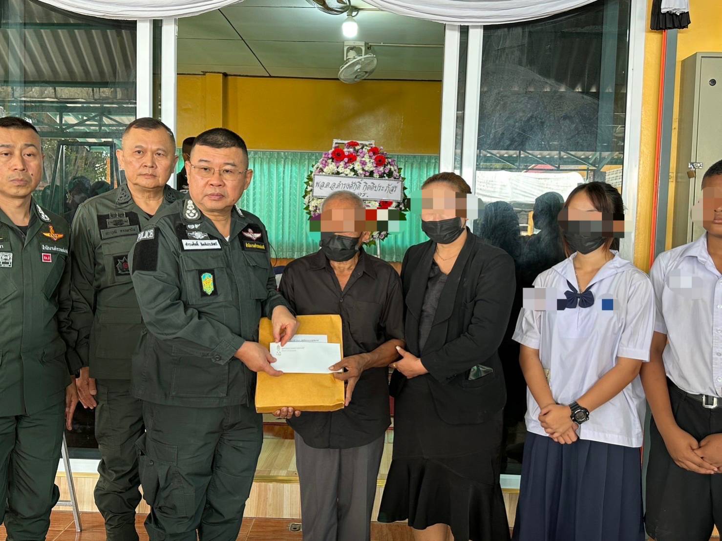 ผบ.ตร.ร่วมรดน้ำศพ 'สารวัตรสืบฯ บันนังสะตา' ปูนบำเหน็จ 7 ขั้น เป็น 'พล.ต.อ.'