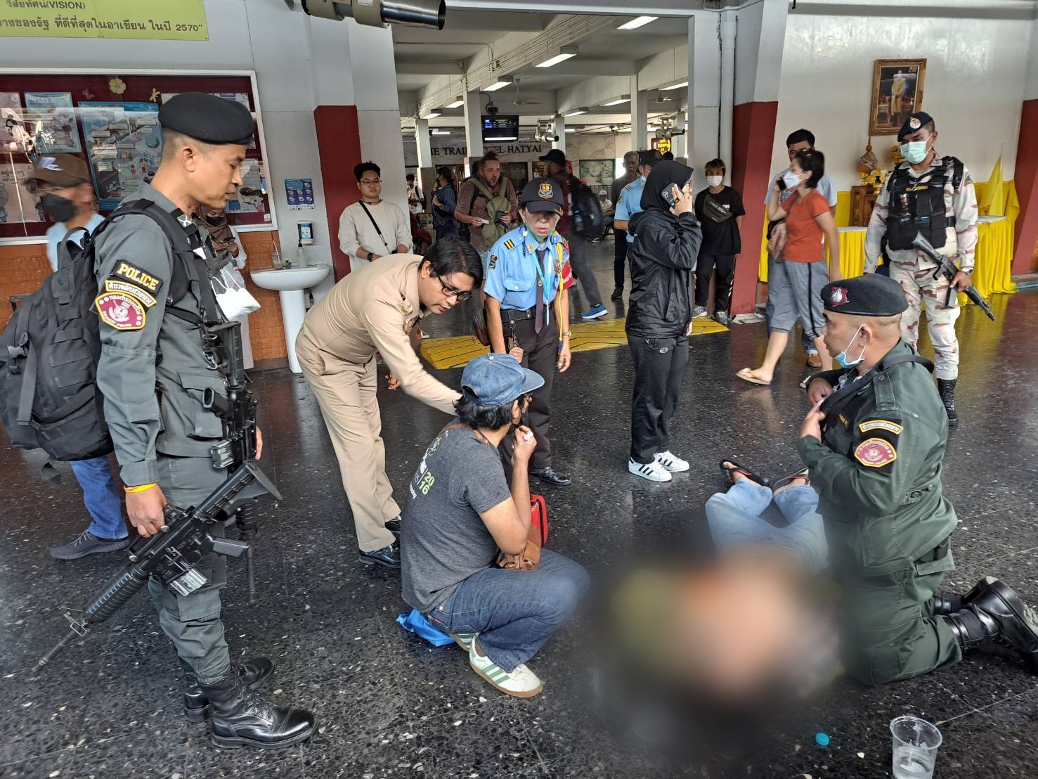 ชาวเน็ตแห่ชื่นชม! ตำรวจรถไฟใต้ ปั๊มหัวใจกู้ชีพผู้โดยสาร รอดตายหวุดหวิด