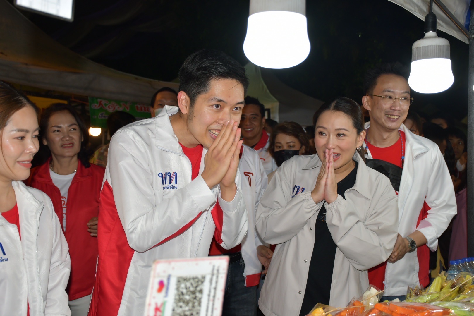 "แพรทองธาร" เดินถนนคนเดินนครเชียงราย ช่วยว่าที่ผู้สมัคร ส.ส.เขต 1 "น้องต้นน้ำ" ลูกชายคนโตนายกเล็กฯ