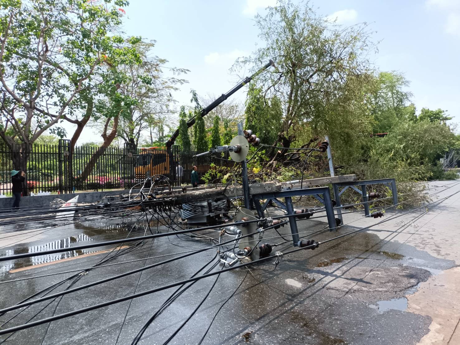 รถเครนเกี่ยวเสาไฟฟ้าล้มขวางถนนนวมินทร์14 ไฟดับเป็นวงกว้าง