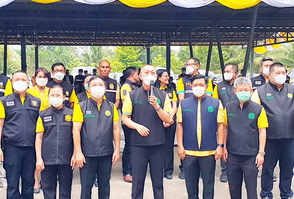 “เฉลิมชัย” ปล่อยคาราวานหญ้าอาหารสัตว์พระราชทาน และหน่วยสัตวแพทย์เคลื่อนที่ช่วยเหลือ 14 จว.ใต้ 