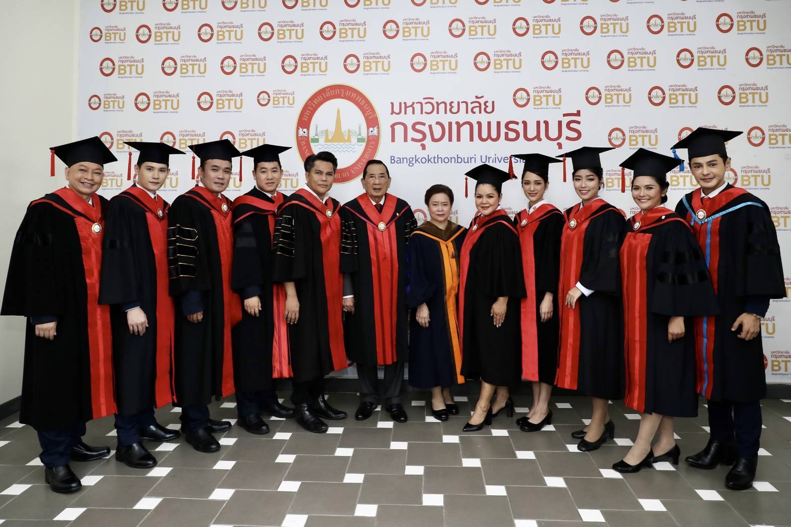 คนบันเทิงตบเท้าเข้ารับพระราชทานปริญญาบัตร มหาวิทยาลัยกรุงเทพธนบุรี
