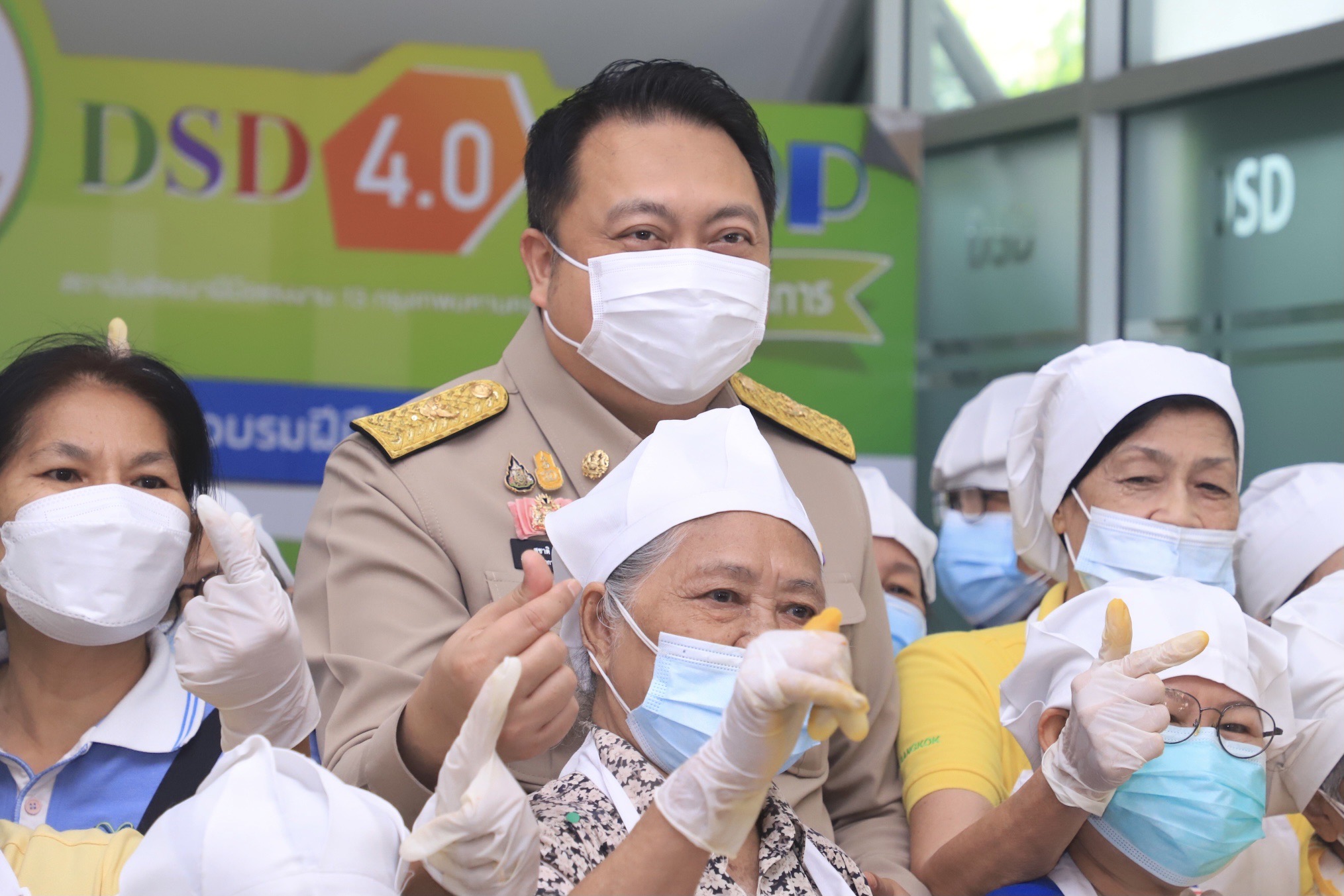 รมว.เฮ้ง ตรวจเยี่ยมการฝึกอาชีพหลักสูตรทำอาหารไทย ส่งมอบข้าวกล่องชาวแฟลตดินแดงสู้โควิด