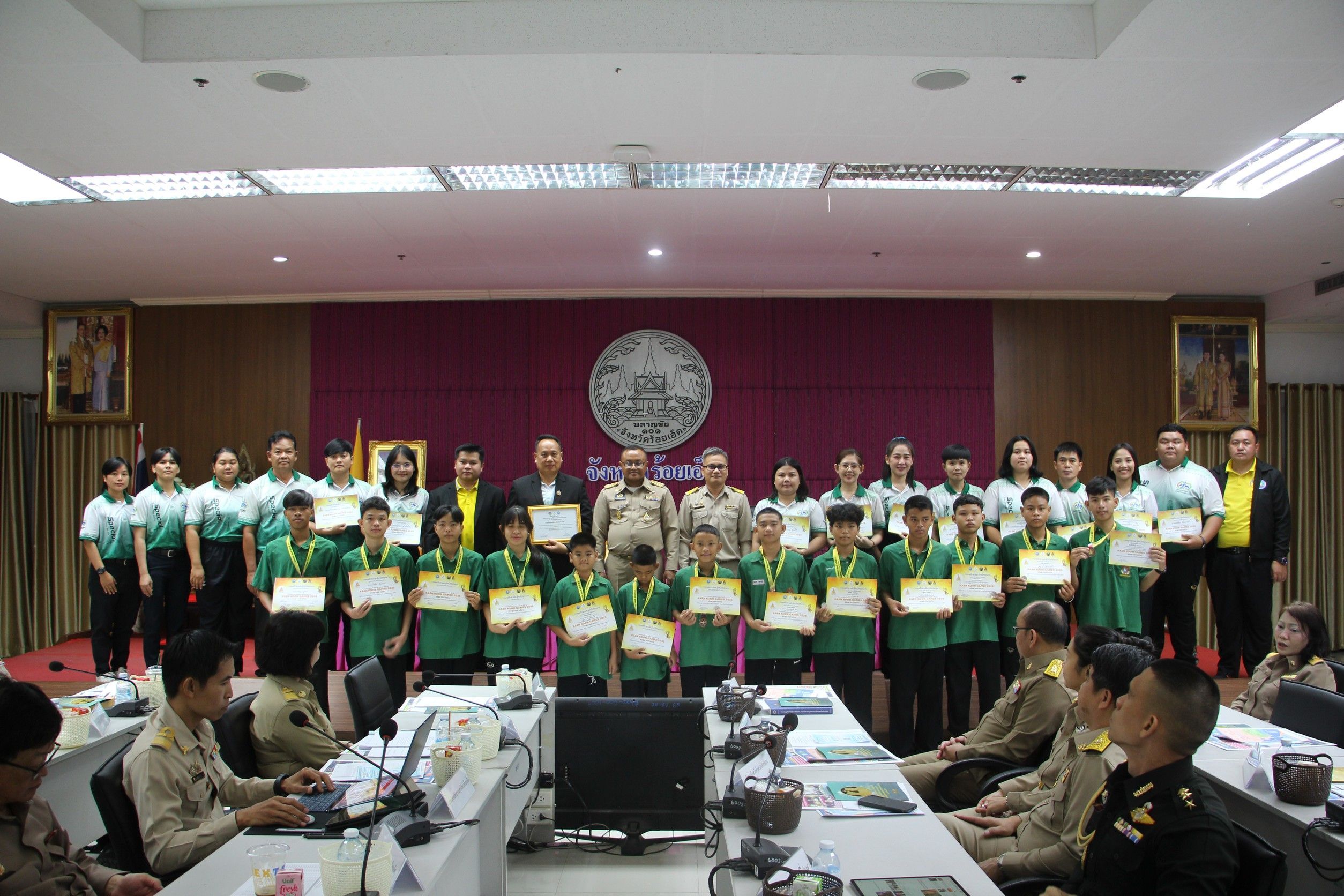 ผู้ว่าฯ ร้อยเอ็ด มอบรางวัลบุคคลดีเด่น ในที่ประชุมหัวหน้าส่วนราชการ