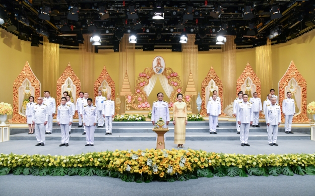 นายกฯ และภริยาเป็นประธานพิธีจุดเทียนถวายพระพรชัยมงคลวันเฉลิมพระชนมพรรษาพระบาทสมเด็จพระเจ้าอยู่หัว