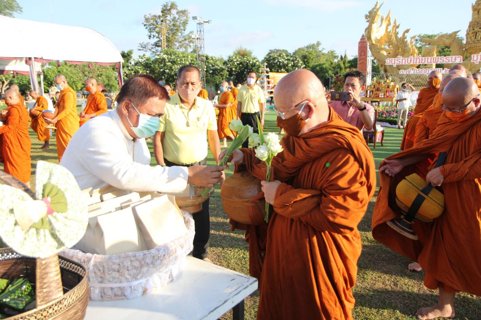 พ่อเมืองอุบลฯ ทำบุญตักบาตร นิวนอร์มอลอนุรักษ์เทียนพรรษา มุทิตา "หลวงปู่มั่น"