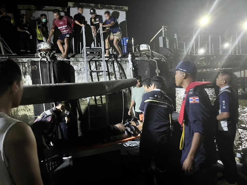 ระนองเดือด! กลุ่มเรือประมงอวนดำ ถูกกราดยิงในน่านน้ำไทย ก่อนถูกยึดเรือ 2 ลำ