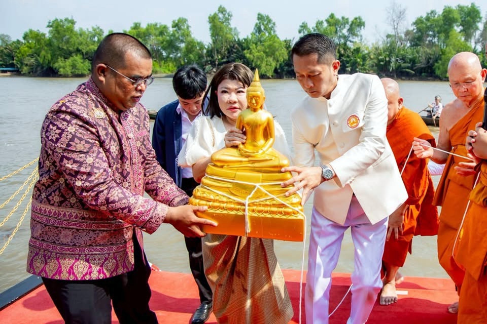 ฉะเชิงเทราจัดพิธีย้อนรำลึก 256 ปี อัญเชิญ "หลวงพ่อโสธร" จากแม่น้ำบางปะกง