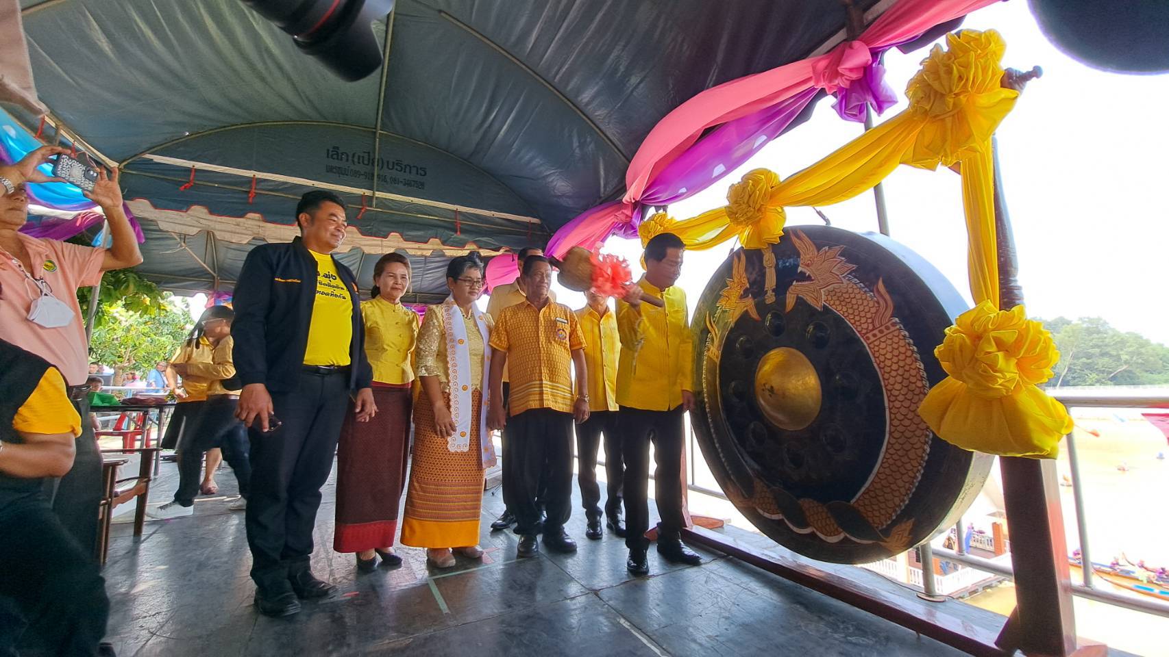 ชาวไทยรามัญร่วมตักบาตรเทโววันออกพรรษชมแข่งเรือยาวรางวัลถ้วยพระราชทาน