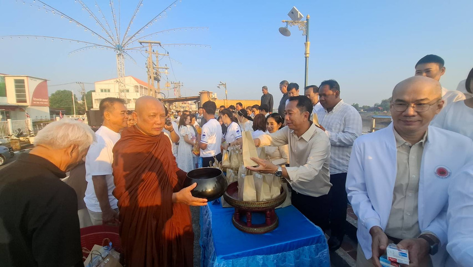 “ชาวสิงห์บุรี”พร้อมใจตักบาตร–ฟังธรรม รับศักราชใหม่ 2569 ผู้ว่าฯ นำอวยพรปีใหม่ ประชาชนร่วมพิธีแน่นถนนวิไลจิตต์