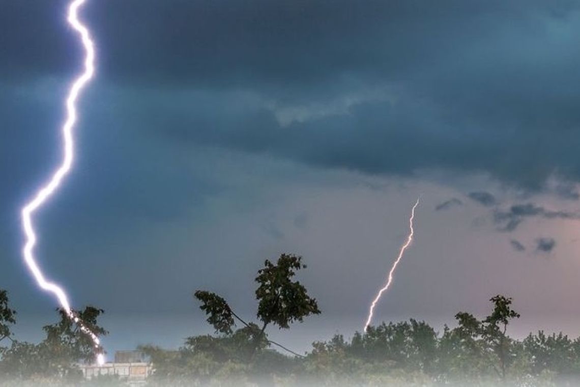 อุตุฯเตือน 14 จ.ภาคเหนือเจอพายุฝนลูกเห็บตก ด้านภาคใต้คลื่นทะเลสูงกว่า 2 เมตรเรือเล็กควรงดออกจากฝั่ง
