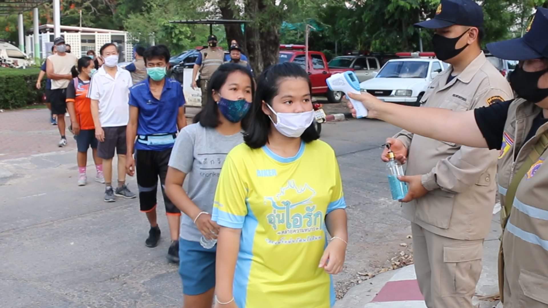 ชาวขอนแก่นออกกำลังกายแน่นทุกสวนสาธารณะ “ธีระศักดิ์”สั่งตั้งจุดตรวจคัดกรองทางเข้า-ออกตามมาตรการคุมเข้มโควิด-19