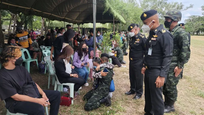  เจ้ากรมยุทธศึกษาทหารบกพบปะญาติทหารใหม่  ตามโครงการเปิดบ้านทหารใหม่ค่ายภูมิพลฯ ลพบุรี